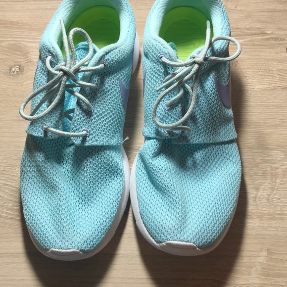 Nike Roshe Runs - Picture 2 of 3